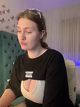  Chlo  e online show from March 13, 2025, 3:00 am