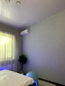  Chlo  e online show from September 20, 2025, 12:43 pm