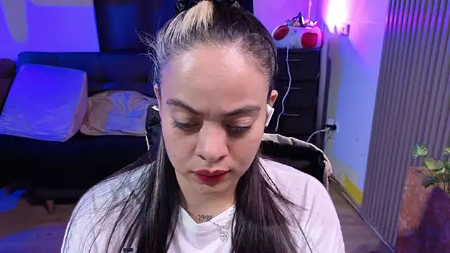 Cuttiealice online show from December 16, 2025, 1:04 pm