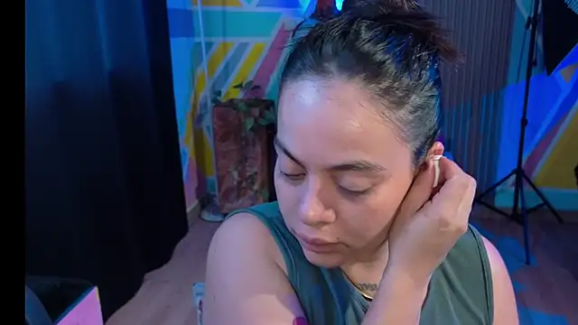 Cuttiealice online show from October 5, 2025, 12:18 pm