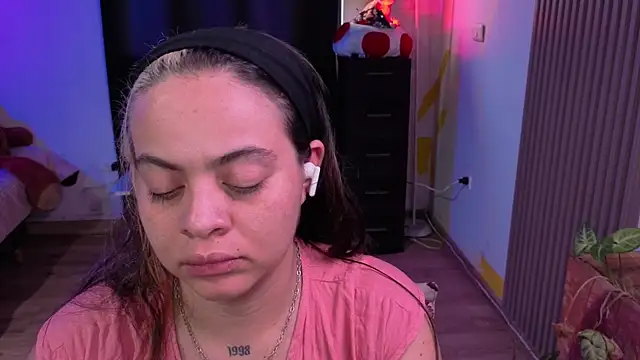 Cuttiealice online show from November 13, 2025, 3:49 pm