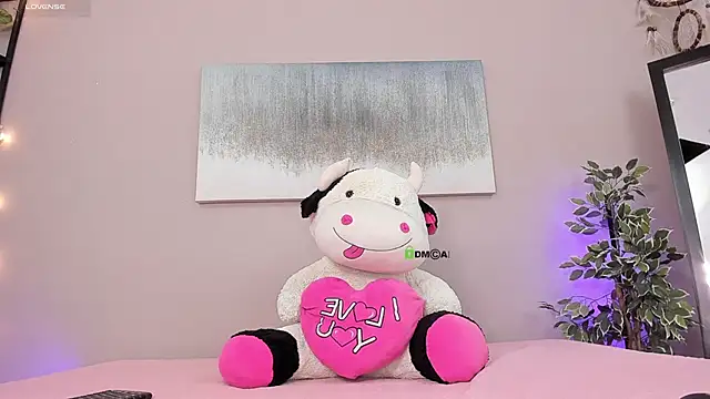 Briana Wells  online show from October 9, 2025, 1:33 pm