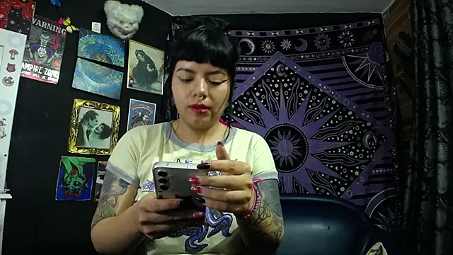 Snapshot of Yourmadame_P chatting on July 16, 2026, 11:13 pm Yourmadame P online show from July 16, 2026, 11:13 pm