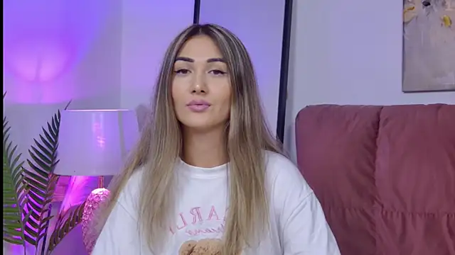 NicolLopeze online show from October 3, 2025, 12:39 pm