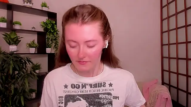 Snapshot of KateCuddle chatting on June 25, 2026, 1:58 am KateCuddle online show from June 25, 2026, 1:58 am