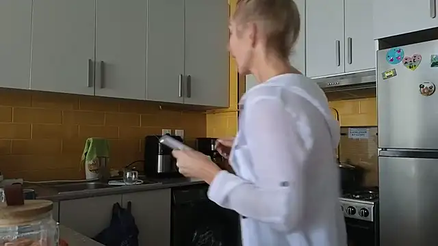 Snapshot of Allys chatting on October 2, 2025, 5:22 am Allys online show from October 2, 2025, 5:22 am