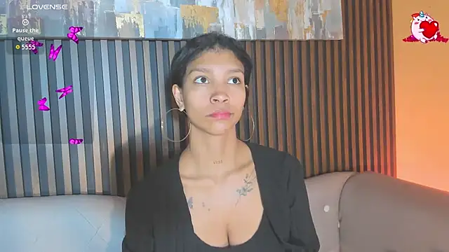 LauraAristizabal online show from October 2, 2025, 11:24 am