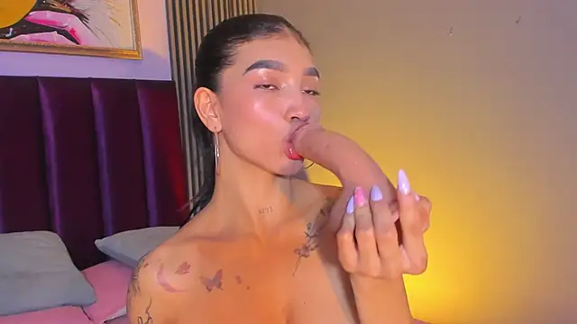 LauraAristizabal online show from July 5, 2026, 12:15 am