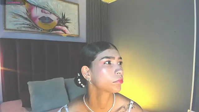 Snapshot of LauraAristizabal chatting on April 28, 2026, 12:42 pm LauraAristizabal online show from April 28, 2026, 12:42 pm
