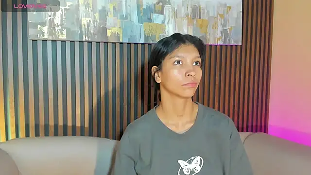 LauraAristizabal online show from October 22, 2025, 12:37 pm