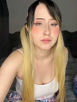 Snapshot of ViolethMoon chatting on May 9, 2026, 4:16 am ViolethMoon online show from May 9, 2026, 4:16 am