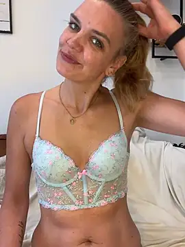 Snapshot of Suesse_Schnitte chatting on July 3, 2026, 8:10 am Suesse Schnitte online show from July 3, 2026, 8:10 am