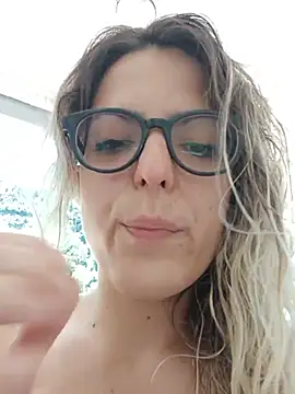 Snapshot of dolcehelena993 chatting on July 5, 2026, 10:44 am dolcehelena993 online show from July 5, 2026, 10:44 am