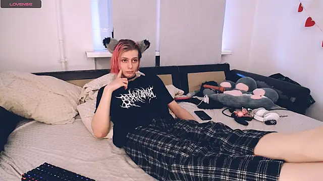 Littlepinkcat online show from April 6, 2026, 1:56 am