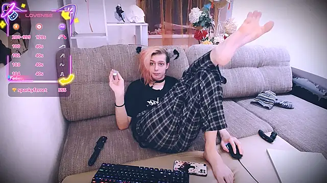 Littlepinkcat online show from November 29, 2025, 8:25 am