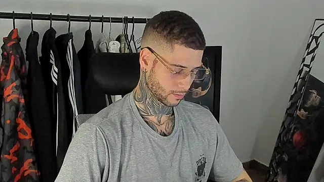  jamesleandros1 online show from December 16, 2025, 9:08 pm