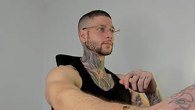  jamesleandros1 online show from September 30, 2025, 11:33 pm