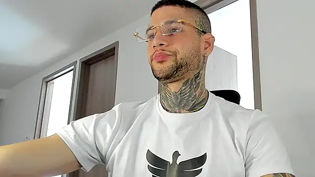  jamesleandros1 online show from September 24, 2025, 5:19 pm