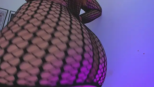 sofihill01 online show from September 26, 2025, 5:42 pm