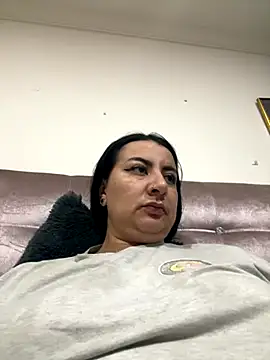 Abril Luv online show from November 23, 2025, 2:10 am