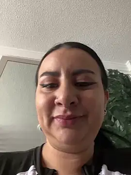 Abril Luv online show from October 9, 2025, 1:22 pm