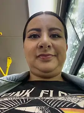 Abril Luv online show from March 23, 2026, 12:49 pm