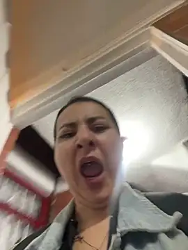 Abril Luv online show from September 30, 2025, 12:49 am