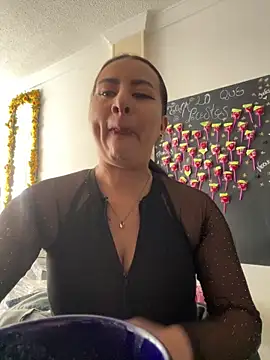 Abril Luv online show from September 16, 2025, 1:01 pm