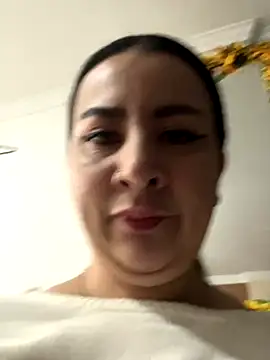 Abril Luv online show from September 30, 2025, 1:06 pm