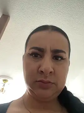 Abril Luv online show from October 6, 2025, 1:12 pm