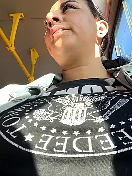 Abril Luv online show from September 24, 2025, 12:11 pm