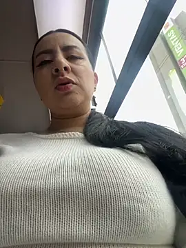 Abril Luv online show from September 18, 2025, 12:08 pm