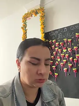 Abril Luv online show from October 3, 2025, 12:39 pm