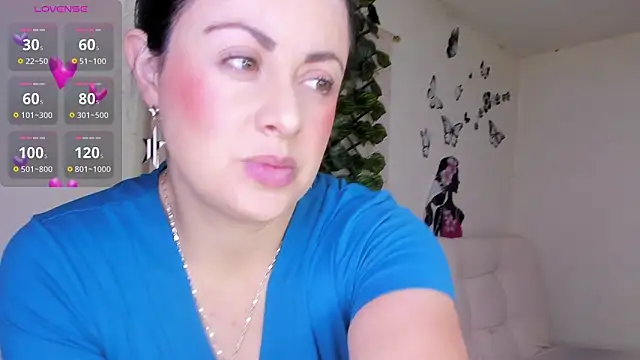 Juli Castillo8 online show from October 26, 2025, 12:49 pm