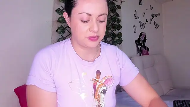 Juli Castillo8 online show from September 23, 2025, 1:29 pm