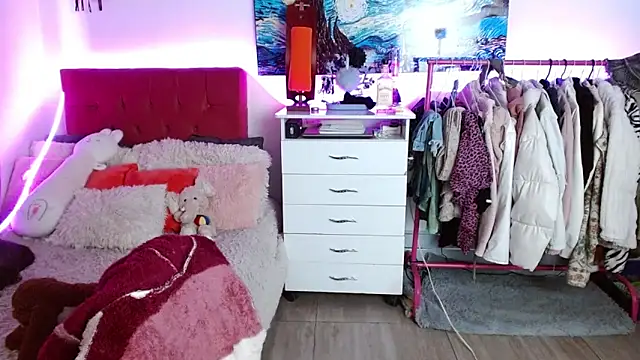 alisseallie online show from September 23, 2025, 7:43 pm