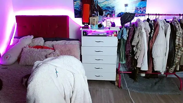 alisseallie online show from October 10, 2025, 2:34 am