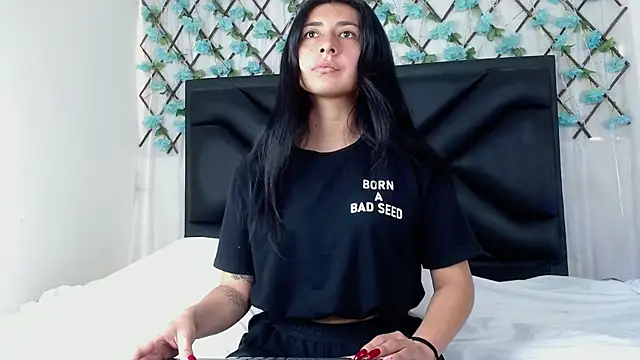 EmmaWilliamss online show from December 1, 2025, 3:24 pm