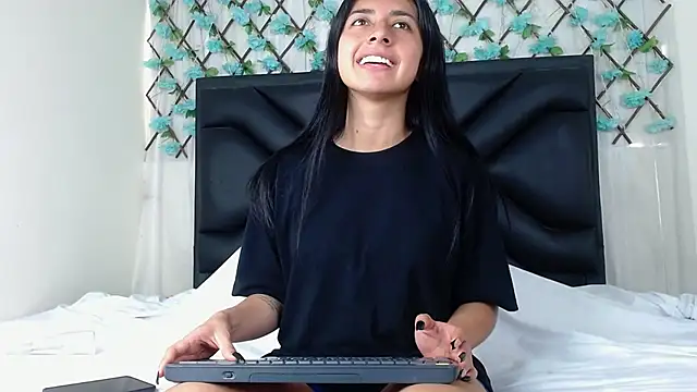 EmmaWilliamss online show from October 8, 2025, 3:35 pm