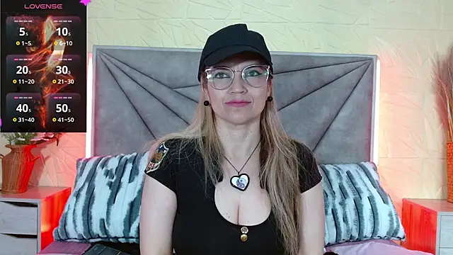 Snapshot of Esmeralda_oikos chatting on May 29, 2026, 3:01 am Esmeralda oikos online show from May 29, 2026, 3:01 am