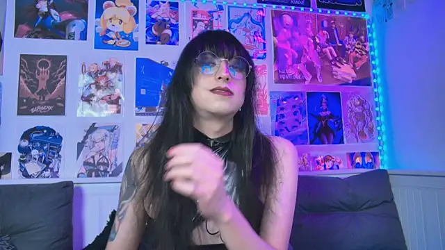 snowblack  online show from September 26, 2025, 4:14 pm