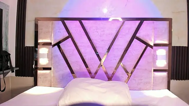 Athenea Mills online show from April 9, 2026, 6:58 pm