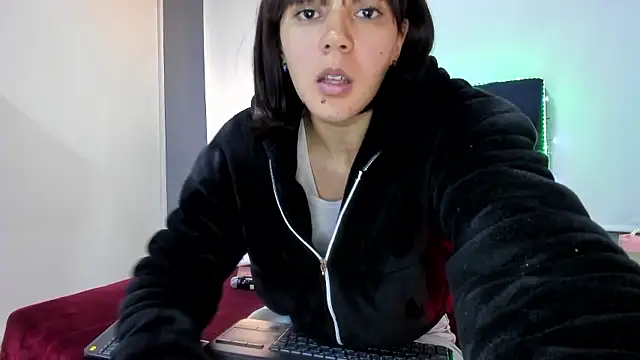 charlott lens online show from January 14, 2026, 9:07 pm