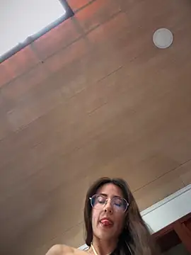 lauravasquez online show from February 18, 2025, 5:31 pm