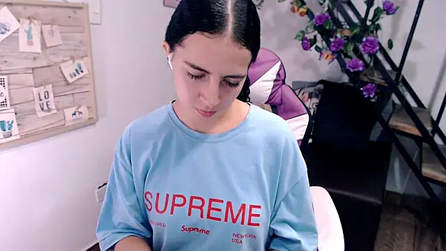 samantha baby  online show from April 10, 2026, 5:53 pm