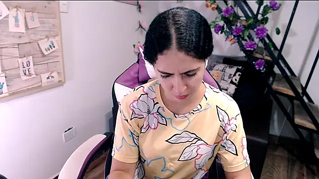 samantha baby  online show from April 18, 2026, 6:21 pm