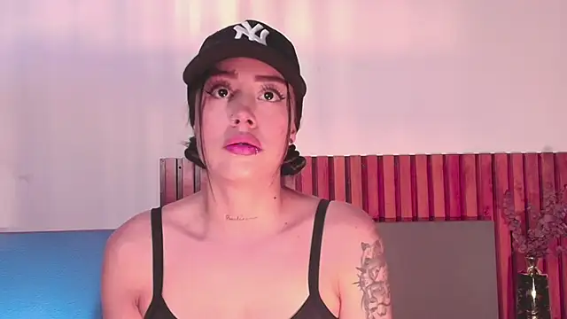 NoraDasilva online show from December 2, 2025, 1:35 pm