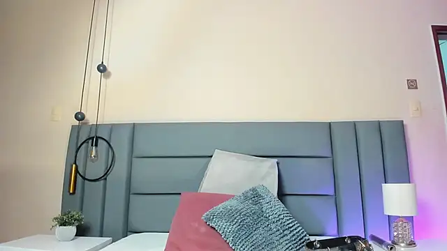 NoraDasilva online show from September 30, 2025, 11:00 pm