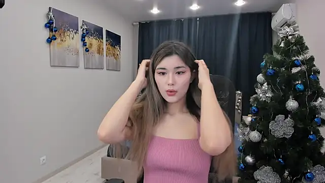 AnneTLi online show from December 17, 2024, 3:39 am