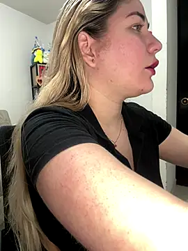 Snapshot of Celestedubois chatting on December 18, 2025, 11:19 pm Celestedubois online show from December 18, 2025, 11:19 pm